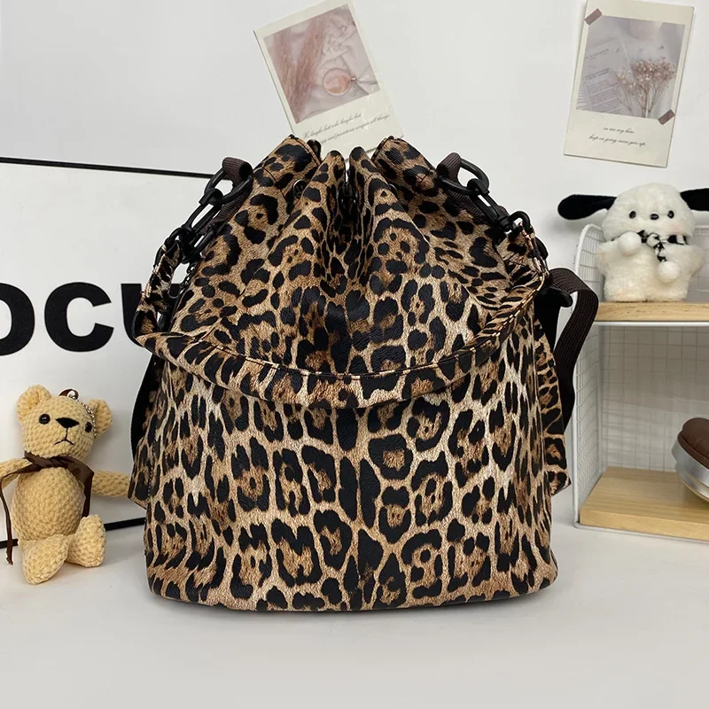 

Fashion shoulder messenger bag versatile ins leopard print bucket bag