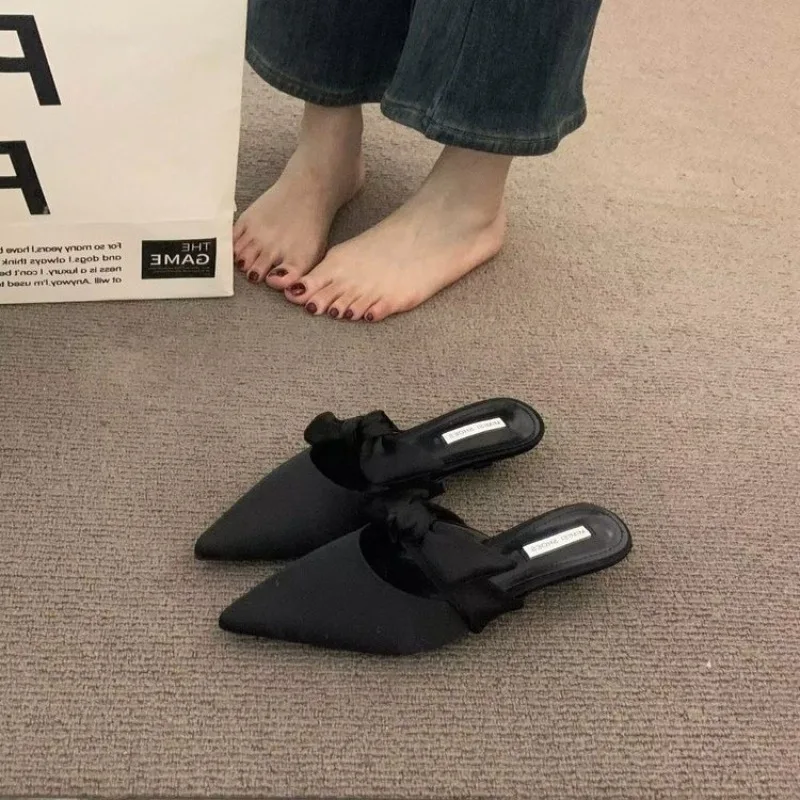 شباشب نصف على شكل فيونكة من الساتان بمقدمة مدببة للنساء صيفية فرنسية أنيقة البغال سهلة الارتداء بكعب منخفض شباشب مغلقة من الأمام Zapatos De Mujer