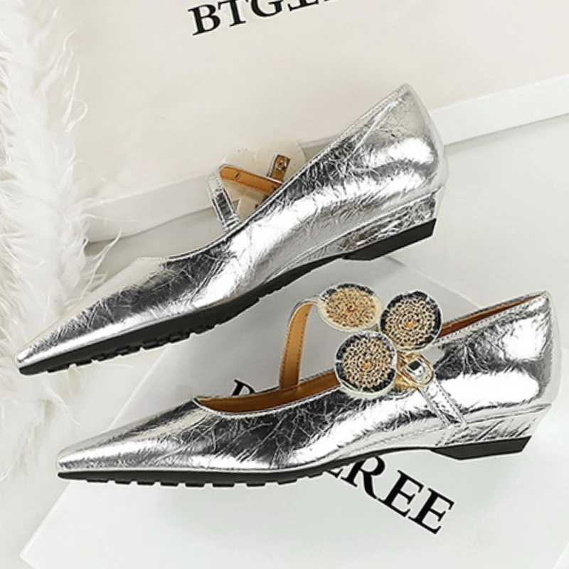 bigtree-滑走路ファッションレトロメタルポインテッドトゥリンクルパテントレザー女性パンプスウェッジヒールウェディングパーティー低靴