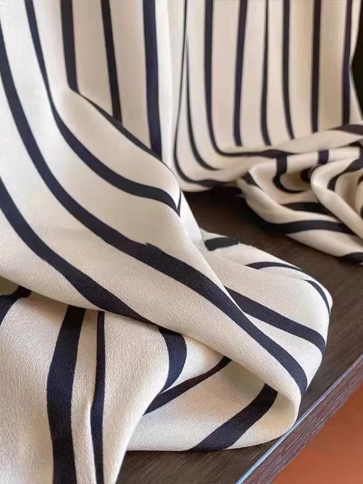 กางเกงขายาวทรงหลวมลายทางสำหรับผู้หญิง แบรนด์ Outlet ผ้าไหมน้ำแข็ง เอวสูง ใส่สบาย เหมาะสำหรับฤดูร้อน