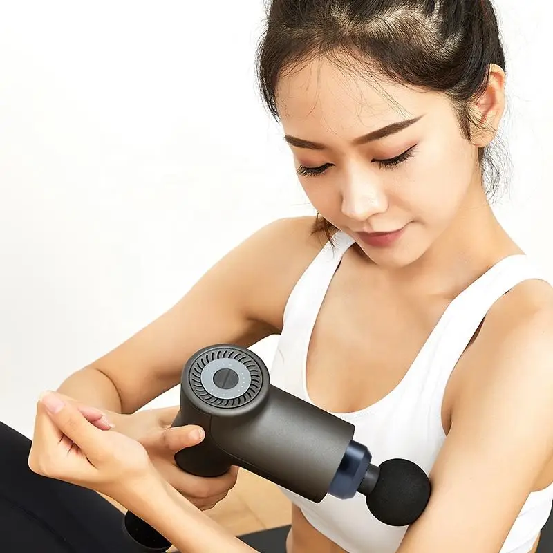 

Профессиональный массажный пистолет с несколькими насадками для индивидуальной терапии мышц