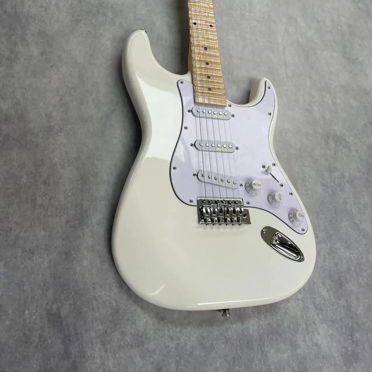 Electric guitar with 6 strings, white body, maple groove fingerboard, maple track, real factory pictures. You can place an order