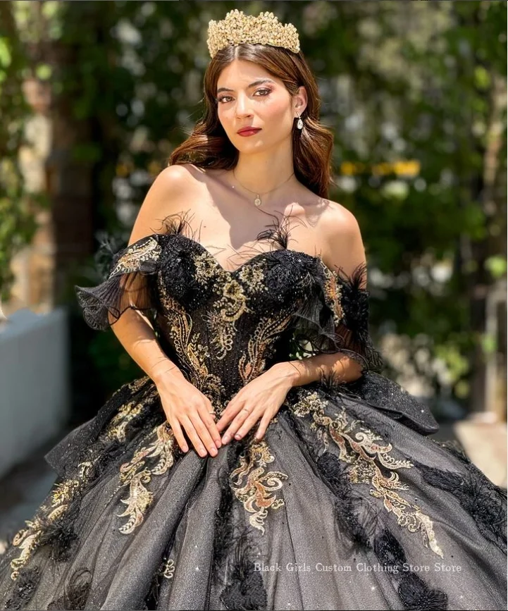 Precioso vestido de baile de princesa para quinceañera, traje negro de un hombro con apliques de cuentas de plumas, tren de la Catedral de México