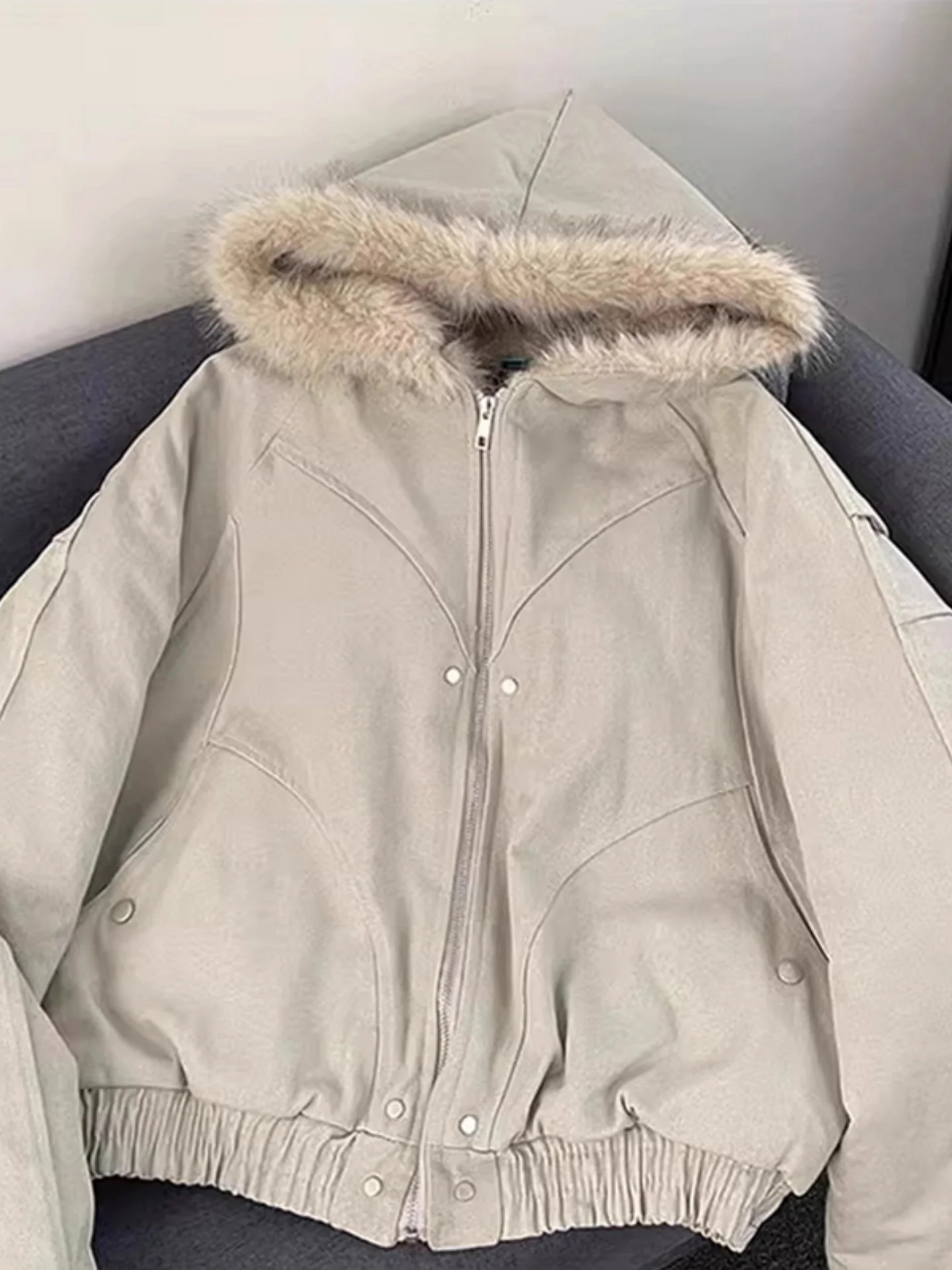 

Мужская зимняя утепленная хлопковая куртка с капюшоном и меховым воротником, приталенного кроя, с флисовой подкладкой, комбинированная, для активного отдыха.