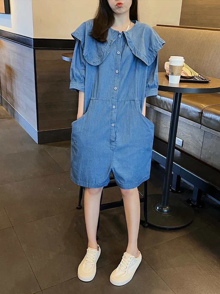 Letnia damska sukienka jednoczęściowa, luźny krój, kołnierzyk typu lalka, szerokie nogawki, modny detal falbanki, wysoki stan, detale z guzikami.