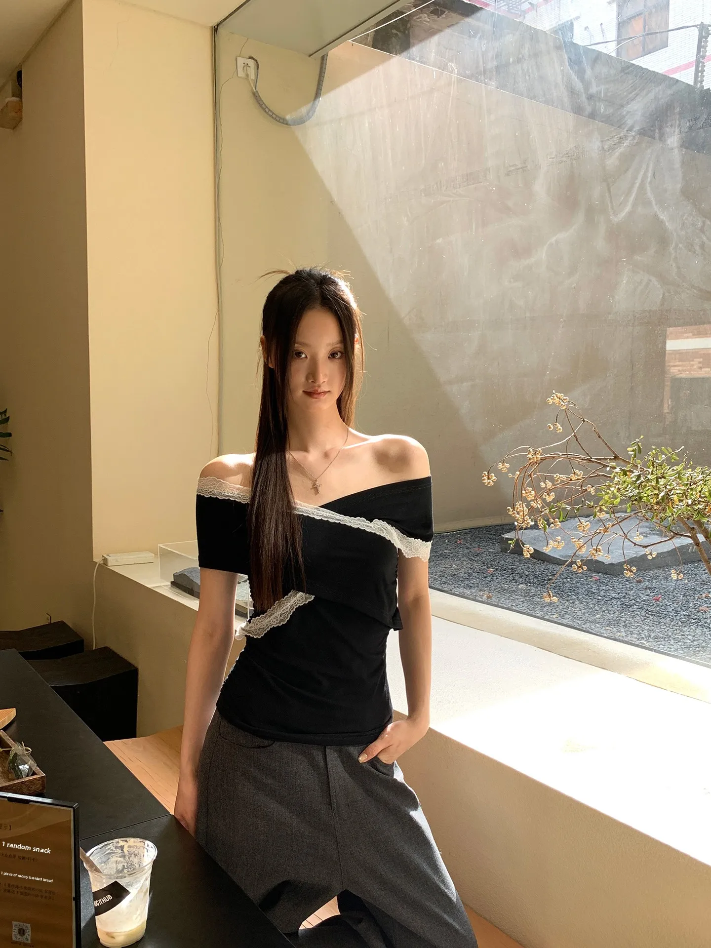 

Женская футболка с открытыми плечами и коротким рукавом, черная, летняя, модная, повседневная, прямого кроя, молодежная, из смеси полиэстера и спандекса