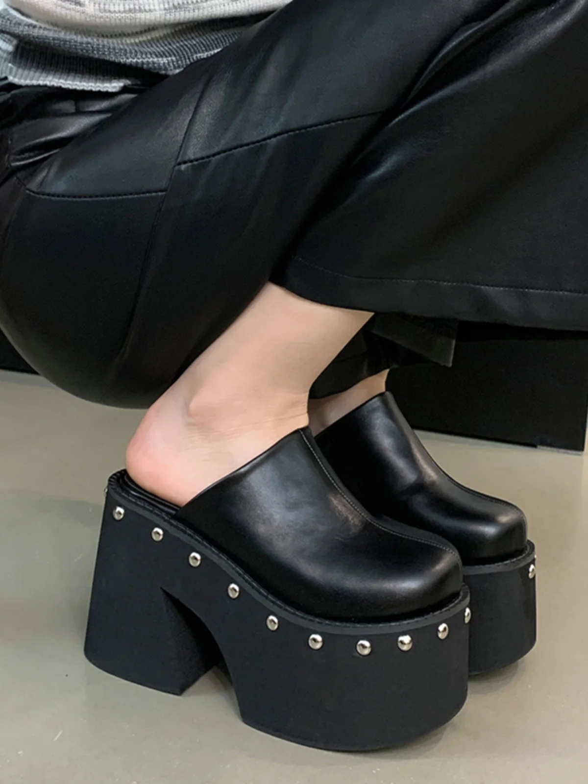 

Женские туфли-слипоны на платформе, весна-осень, новинка, увеличивающие рост, на массивном каблуке, с заклепками, гладиаторы, ультравысокий каблук