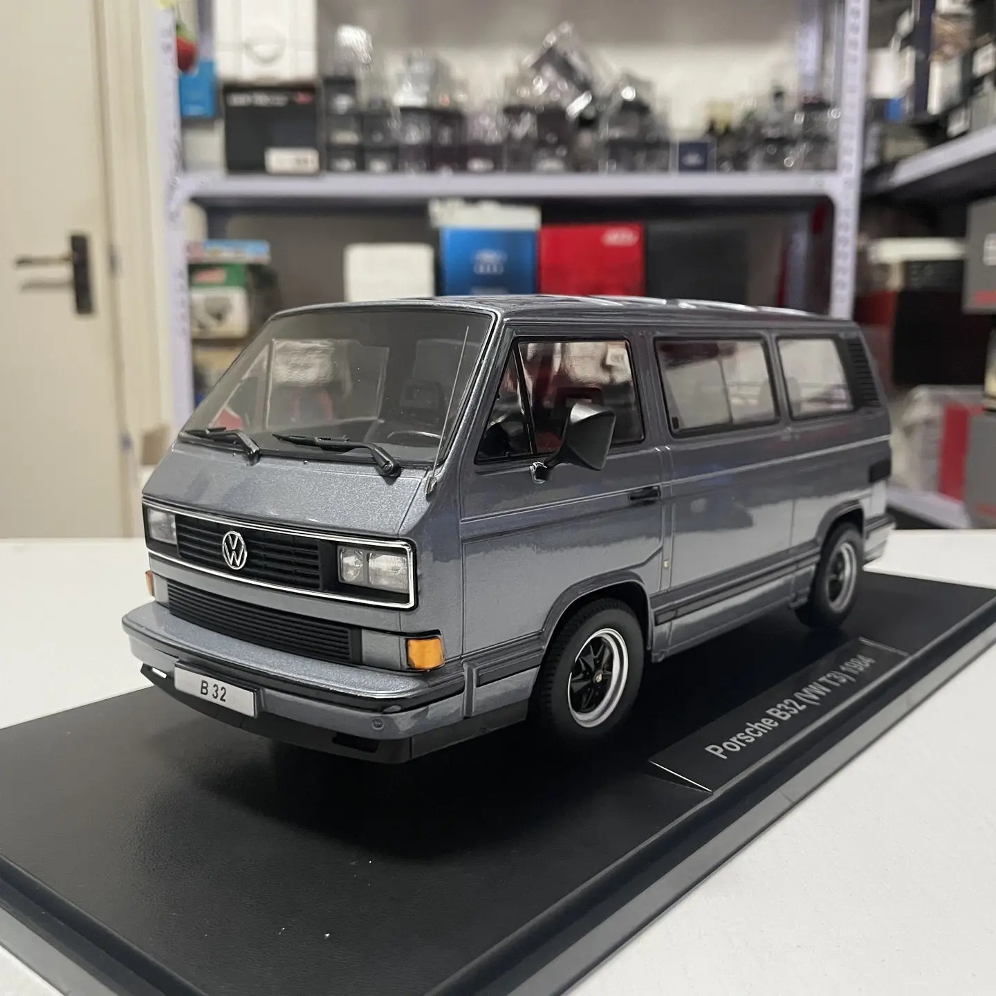 KK 1:18 Scale Diecast Alloy Porsche B32 (VW T3) Van 1984 Toys Cars Model Classics Nostalgia Adult Gifts Souvenir Static Display