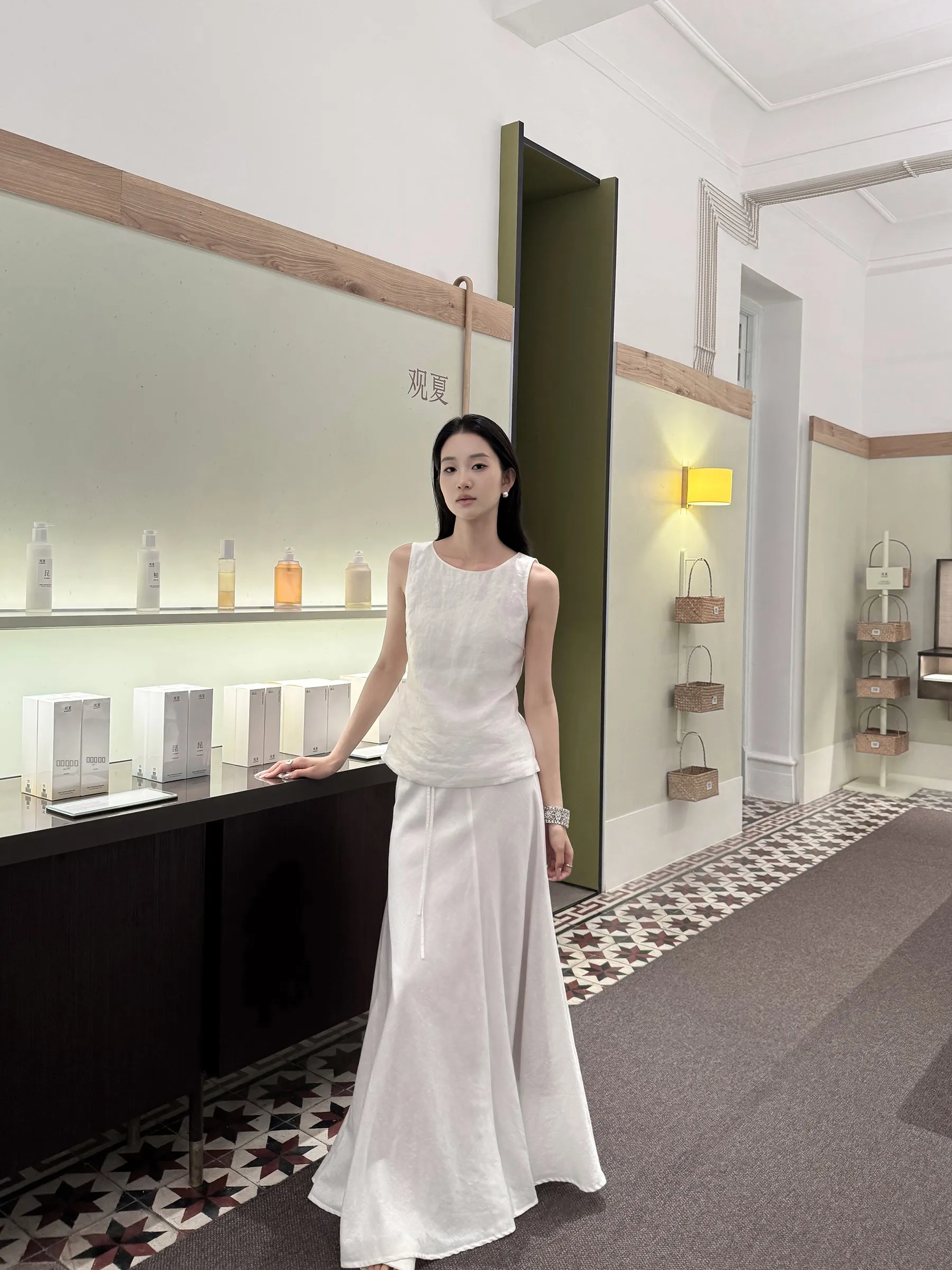 

Комплект из льняной ткани 5werkwen: жилет и юбка миди, элегантный двухкомпонентный комплект для женщин, создающий ощущение высокого класса.