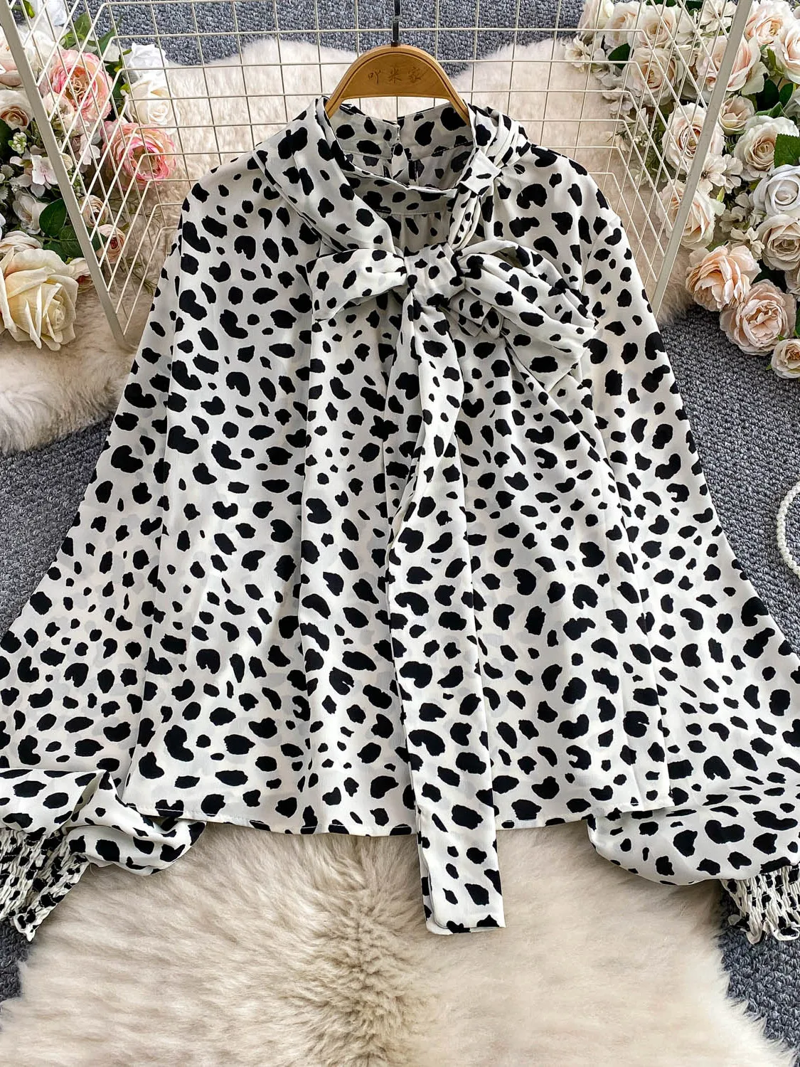 เสื้อท็อปพิมพ์ลายเสือดาวทรงหลวมสไตล์ลำลองสำหรับผู้หญิง รุ่น Ele Bowtie V-ne Lantern Sve  น้ำหนักเบา เหมาะสำหรับฤดูใบไม้ร่วง แฟชั่นทันสมัย