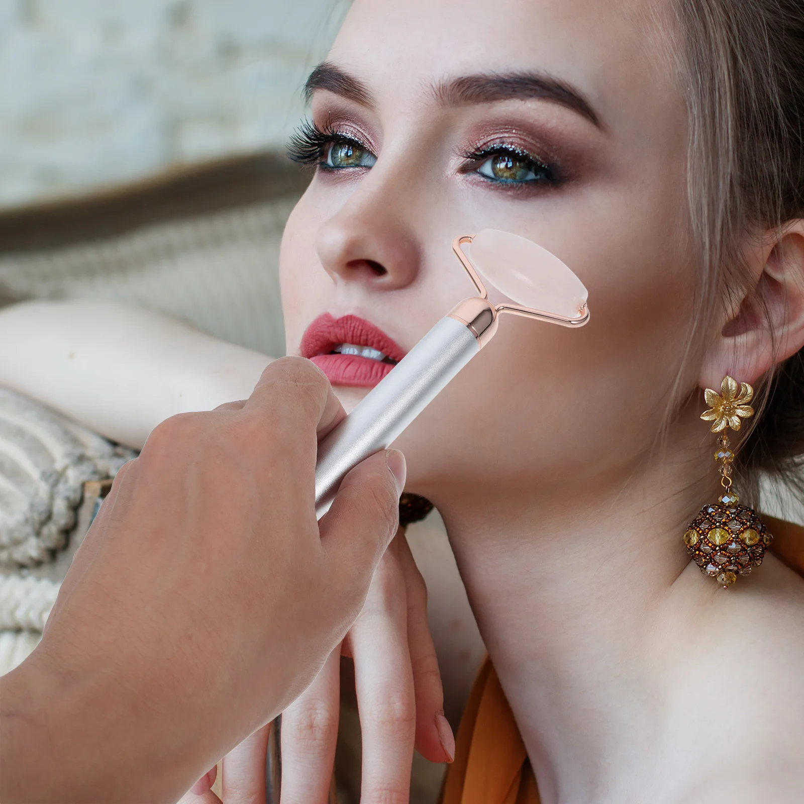 1 ชุด 3-in-1 เครื่องนวดหน้าหยก ลดเลือนริ้วรอย บำรุงผิว ให้ผิวเรียบเนียน อ่อนเยาว์ -in-1 เครื่องนวดหน้าหยก