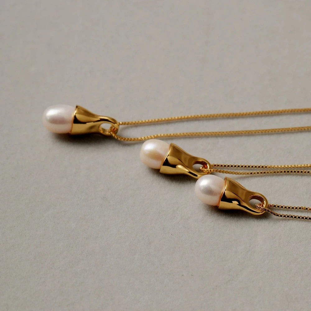 

2026 Spring Summer Simple Versatile Texture Polished Waterdrop Pendant Necklace White Freshwater Pearl Charms Necklace for Women