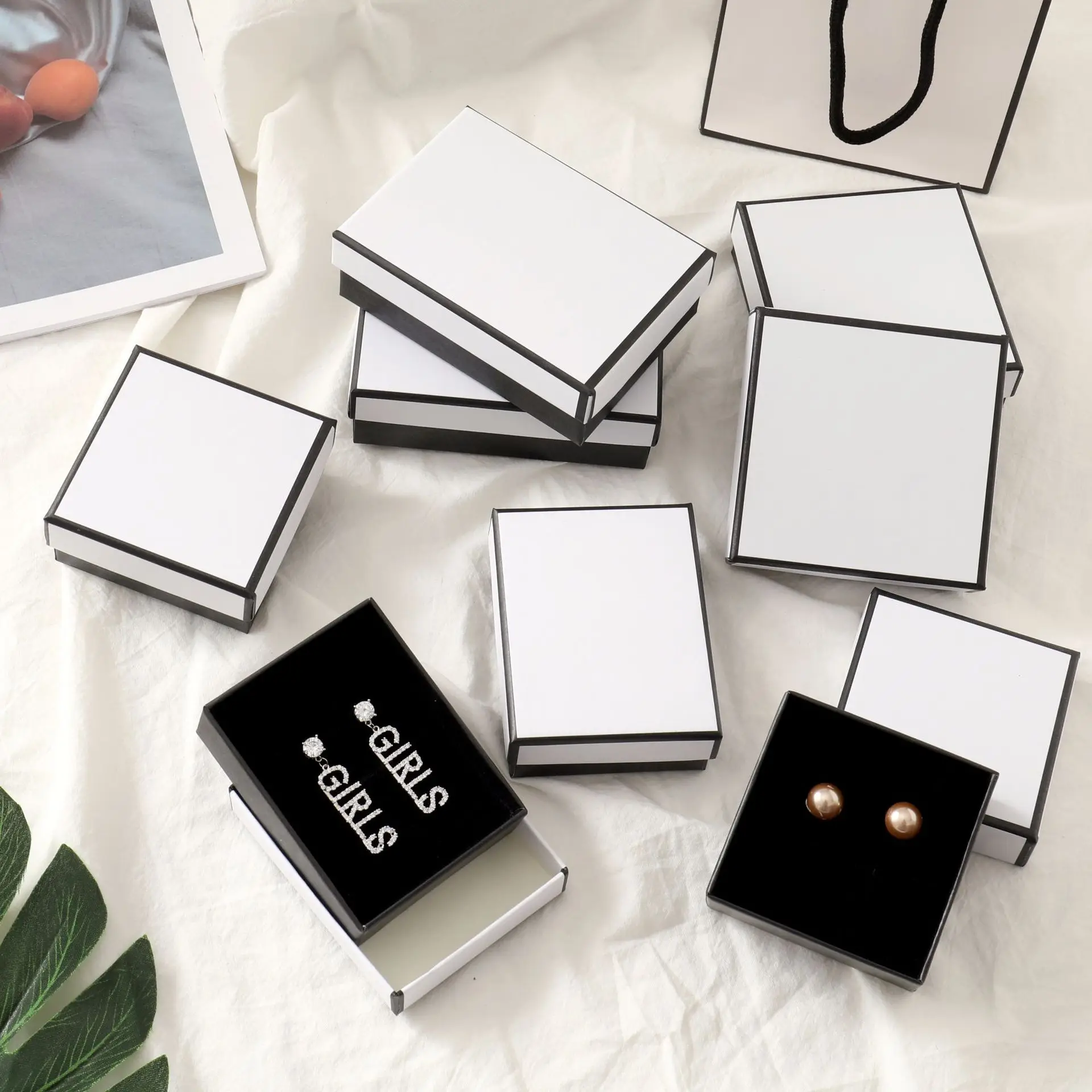 

12pcs Square Travel Jewelry Display Gifts Box Holder Black White Kraft Paper Engagement Ring Brooch Necklace Bracelet Box Bag