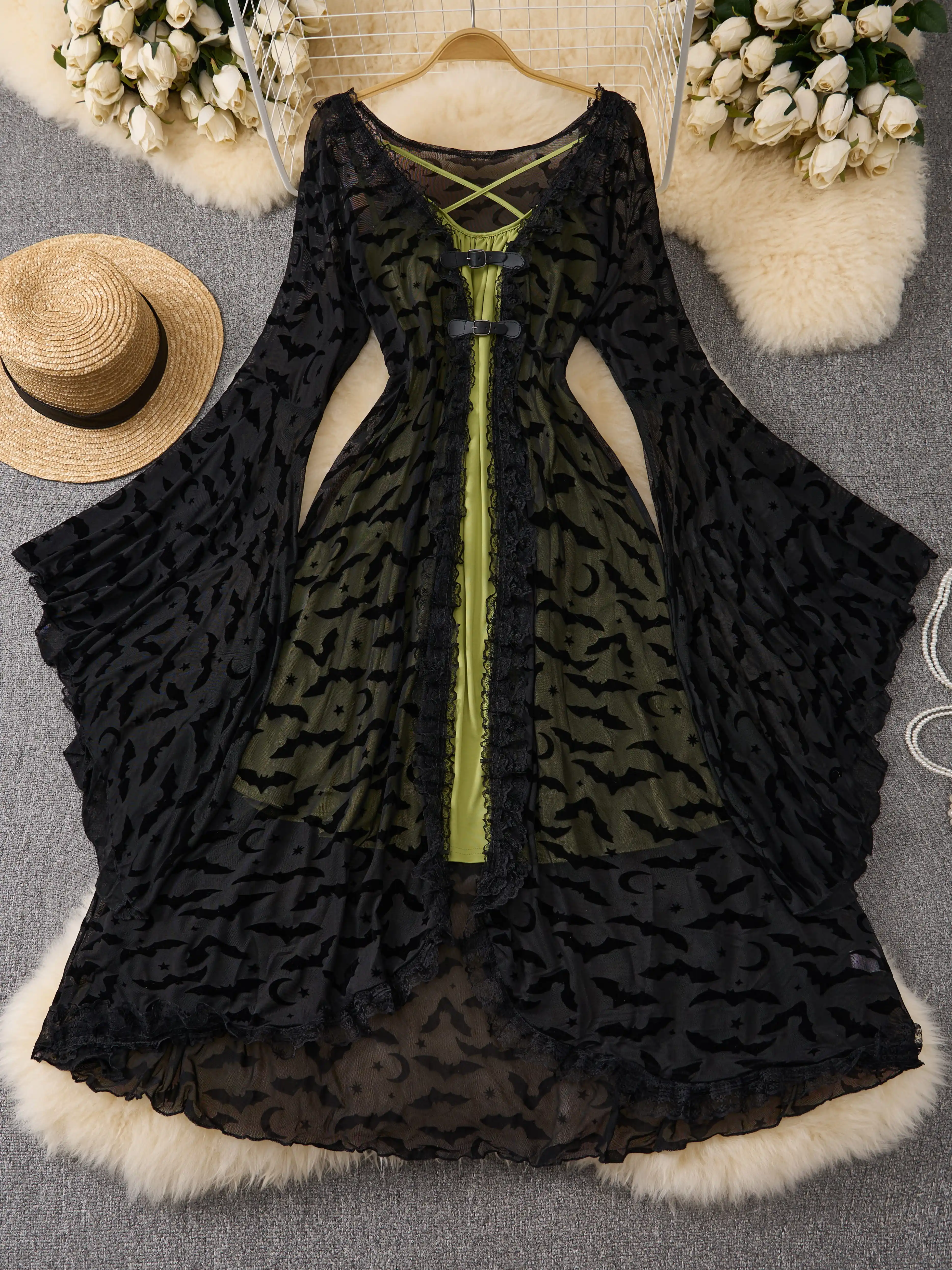 

Комплект из двух предметов: сетчатый топ в готическом стиле большого размера с узорами в виде летучих мышей и регулируемый бретель-халтер с крестообразным ремешком.