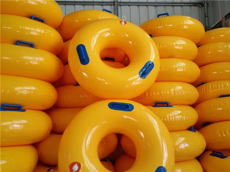 โรงงานโดยตรงแพน้ํา / ขายส่งแหวนว่ายน้ําทําให้พองเกมน้ําสกี Towable Tube สําหรับผู้ใหญ่
