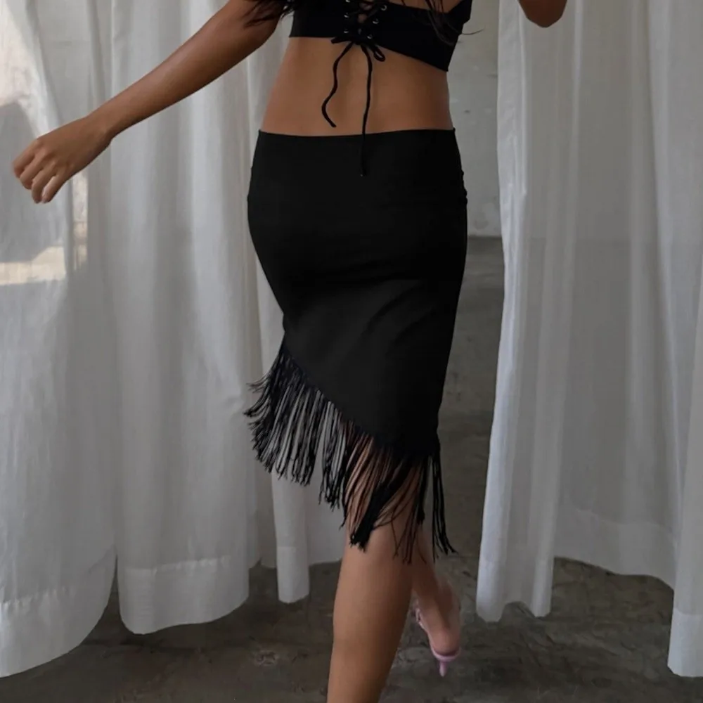 Modischer Rock mit unregelmäßigem Saum, niedriger Taille, schmaler Passform, knielang, Midi-Rock mit Quastenbesatz für Damen – Detail 6