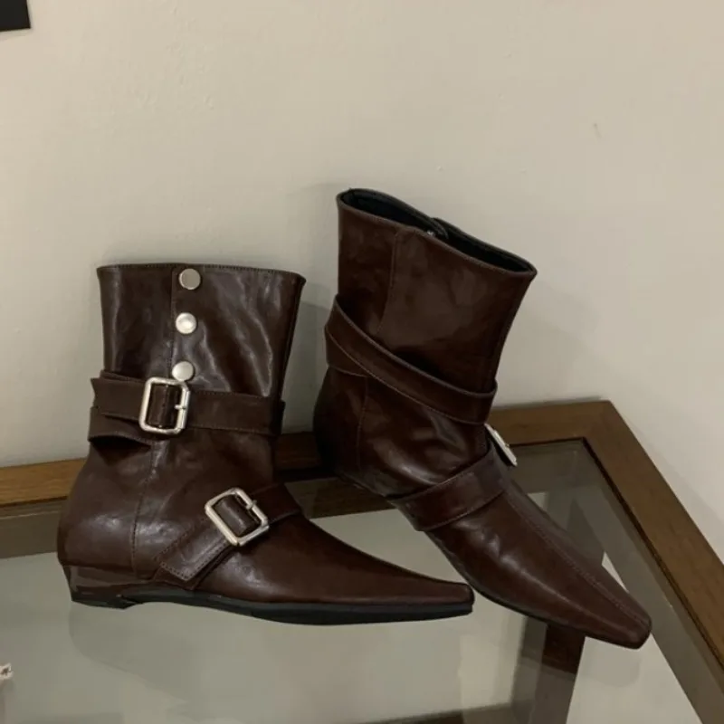 

Кожаная обувь, модные ботильоны с острым носком и заклепками, металлическая пряжка, мягкая подошва, противоскользящие, износостойкие, на низком каблуке внутри