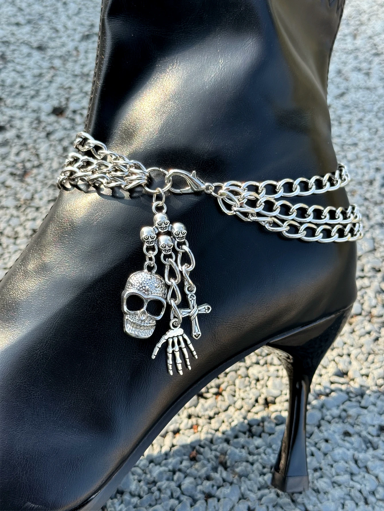 One piece of shoe accessory - skull crossbar. DIY detachable shoe accessory, shoe decoration item, holiday gift