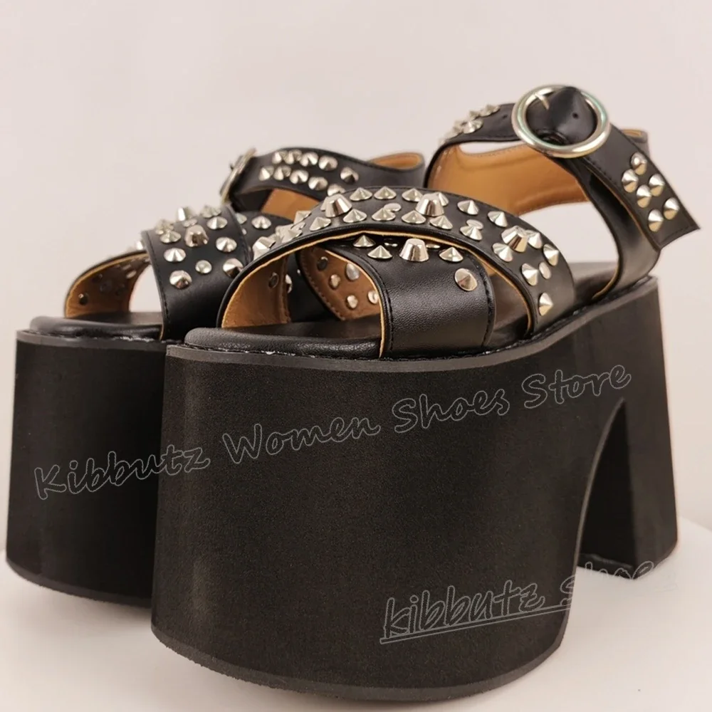 

Готические сандалии с заклепками, модная элегантная новинка на платформе в стиле панк-рок, лаконичная обувь, новейшая кожаная обувь с пряжкой на ремне, круглый носок, массивные каблуки