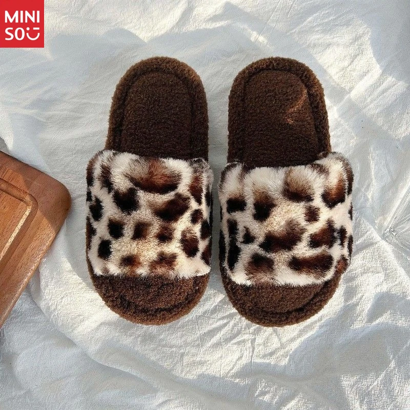Miniso 2025 Chinelos de leopardo para mulheres, sapatos de casa de pelúcia sem odor