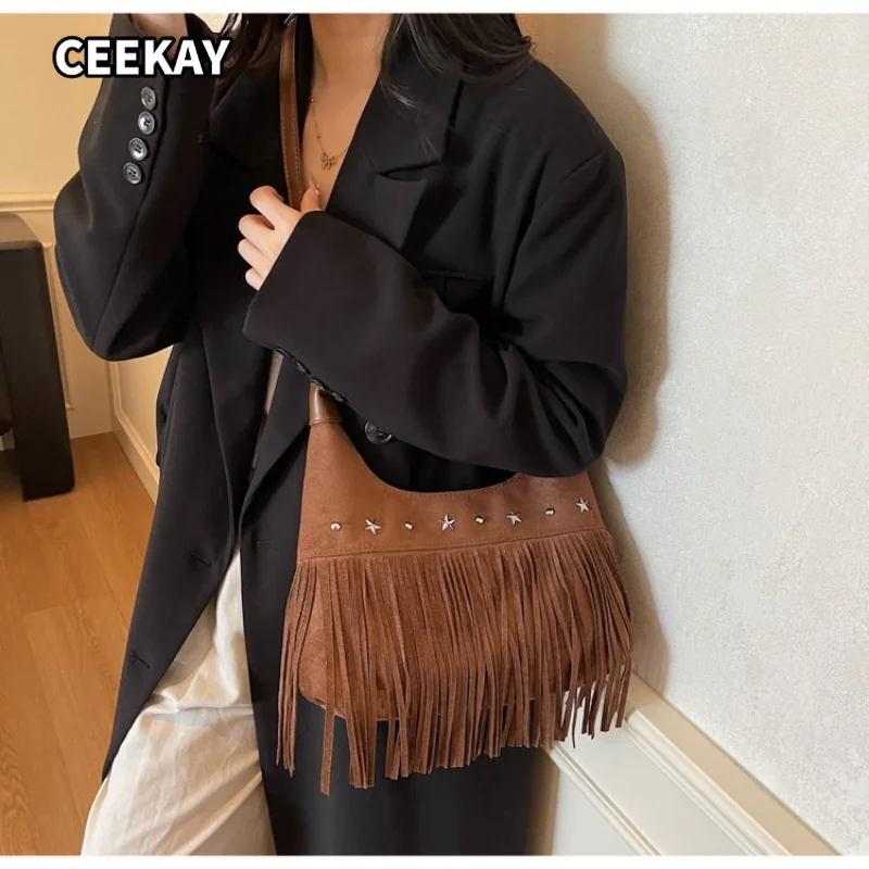 CEEKAY Bolso Hobo para Mujer, Textura de Gamuza Marrón, Bolso de Hombro Grande, Detalle de Flecos con Tachuelas de Estrella, para el Día a Día, Casual, Vintage