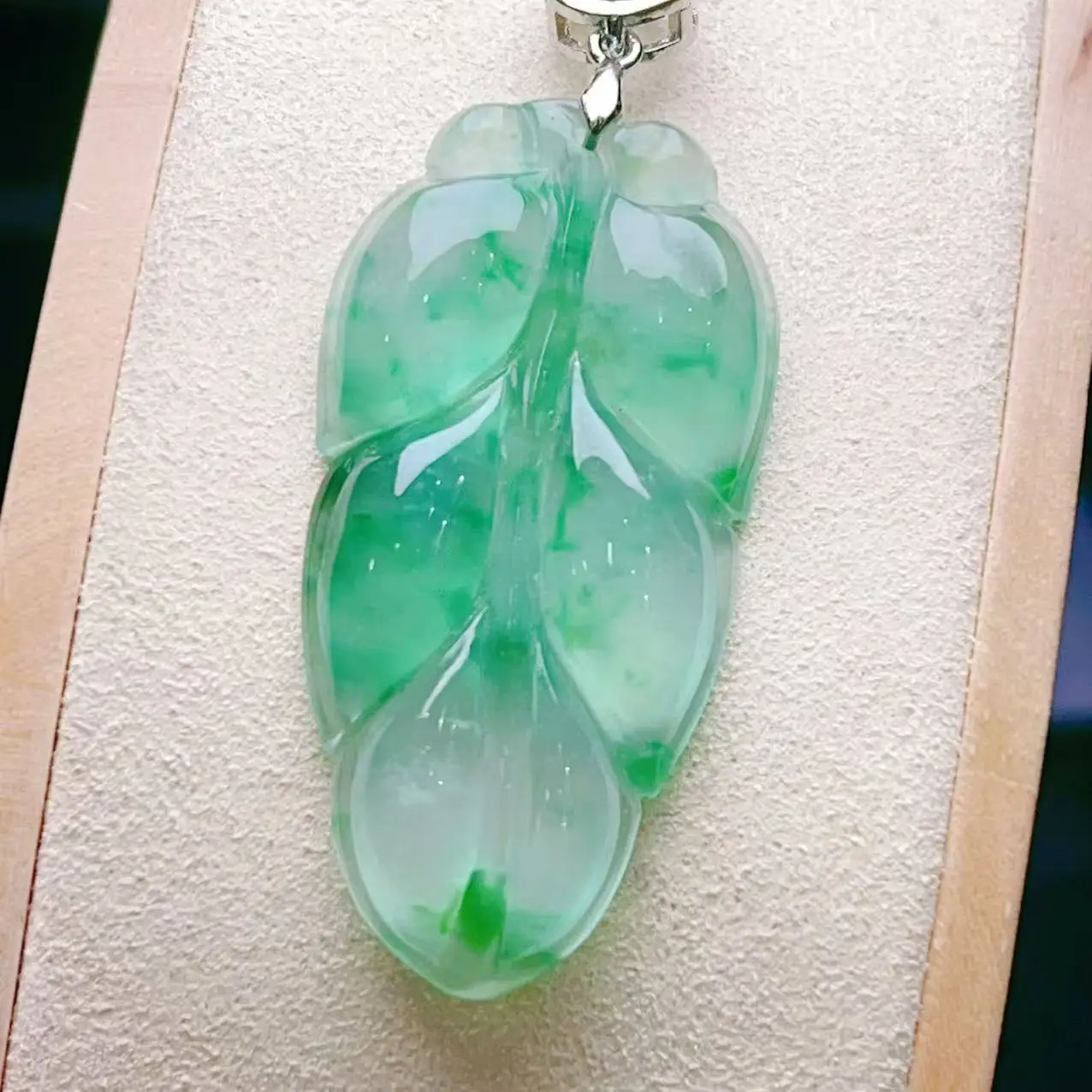 

Jadeite high ice species floating green golden branches jade leaves jade pendant hydrated and transparent leaves jade leaves