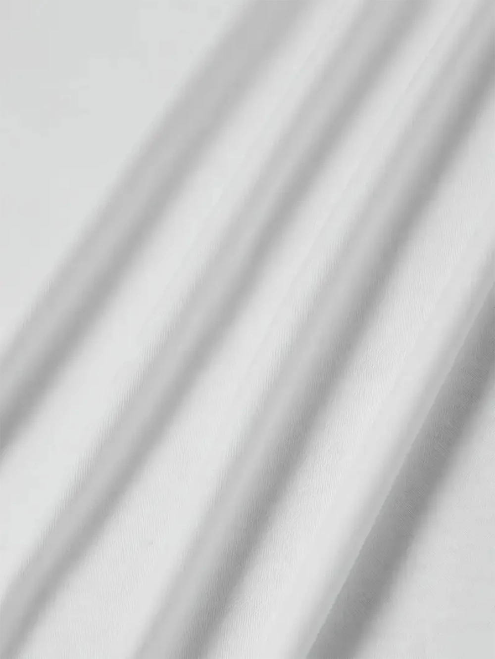 Ein T-Shirt mit dem Motiv eines dunklen Liebesromans und dem Aufdruck „Lights Out“ – Lässiges Damen-T-Shirt mit Rundhalsausschnitt und kurzen Ärmeln – Detail 6