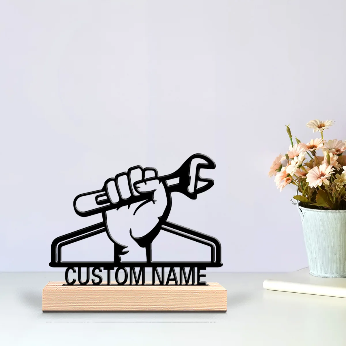 1 pieza de estatua metálica con diseño nuevo y personalizado, con temática de sujetar una llave inglesa, regalo para artistas con base de madera, perfecto para pintores.