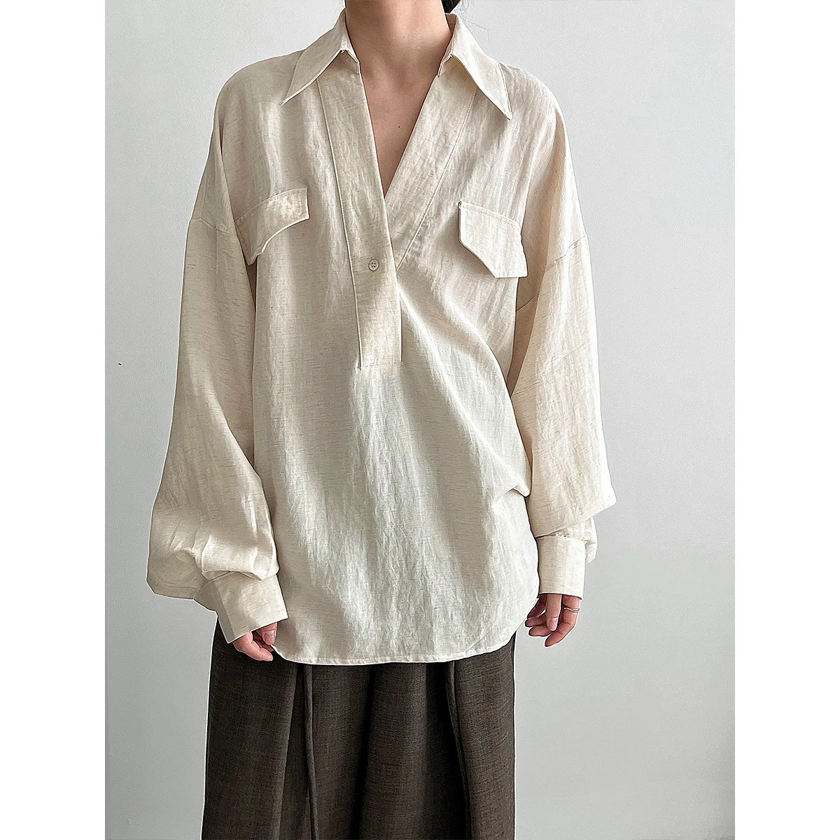 

SuperAen Korean Style V-neck Shirt Women's 2025 Autumn New Oversize Design Simple Solid Color Vintage Pullover Tops