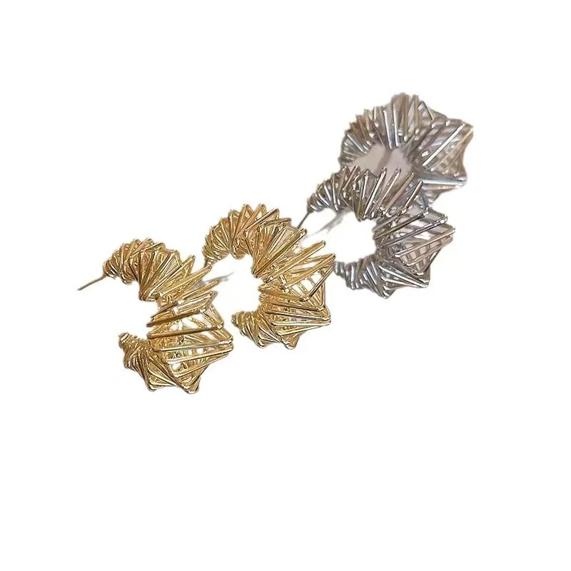 

Women's C-shaped hoop earrings, French-style luxury earrings, simple and elegant everyday earrings, a romantic Valentine's Day