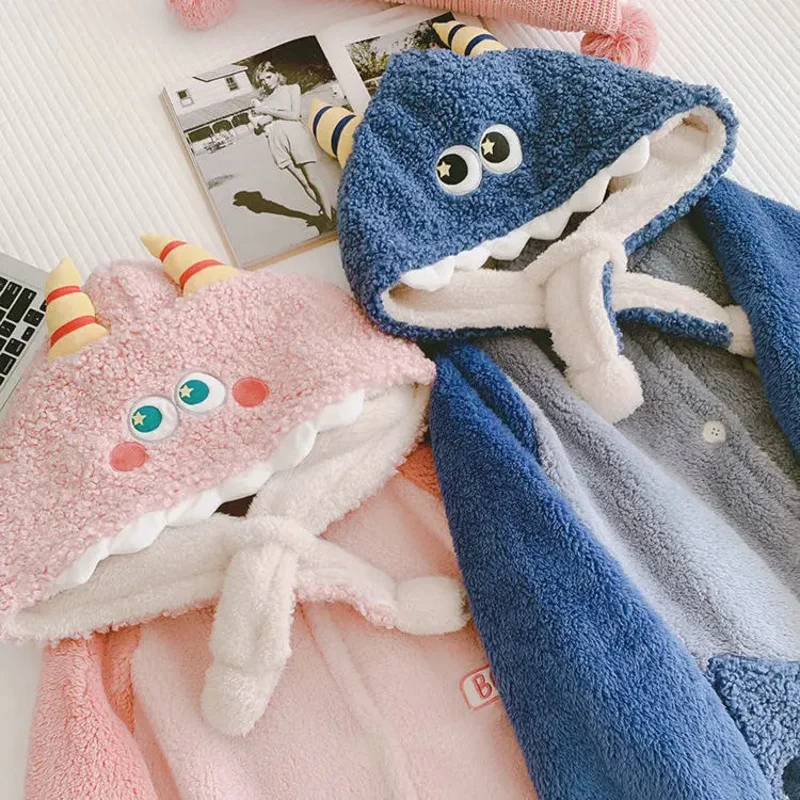 111 www الكبار ليتل مونستر تأثيري حلي الجلباب Kigurumi نيسيي أنيمي ثوب النوم هالوين الكرتون منامة