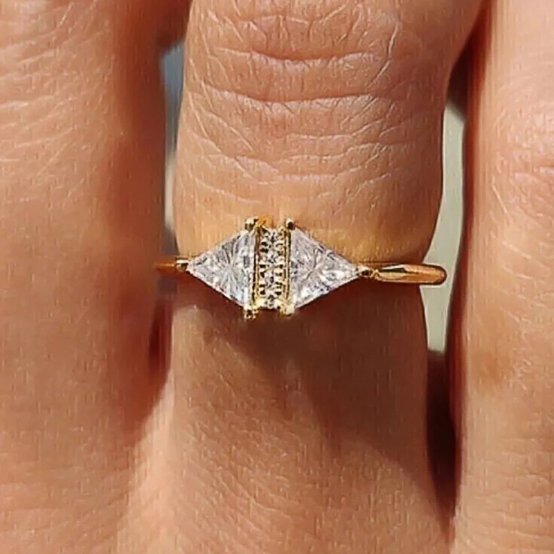 Huitan Chic Dreieck Zirkonia Frauen Ringe Luxus Gold Farbe Ehering Accessoires einfache Mode weiblichen Schmuck neu