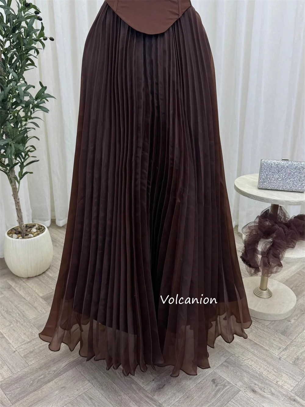 Maßgeschneiderte, hochwertige, plissierte, paillettenbesetzte A-Linien-Neckholder-lange Kleider, maßgeschneiderte Anlässe, glitzernde Größen erhältlich