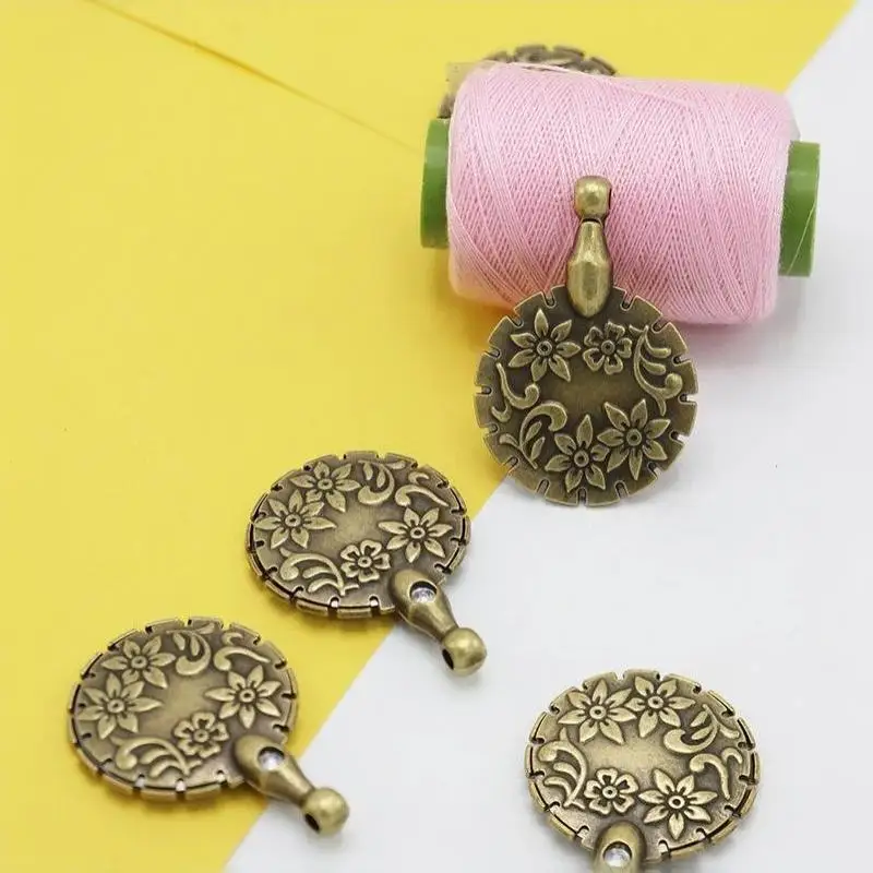 Fadenschneider im Vintage-Stil – Metall-Nähwerkzeug für Heimwerkerprojekte mit antikem Design zum Quilten, Sticken, Abschneiden und Entfernen von Fäden. – Detail 4