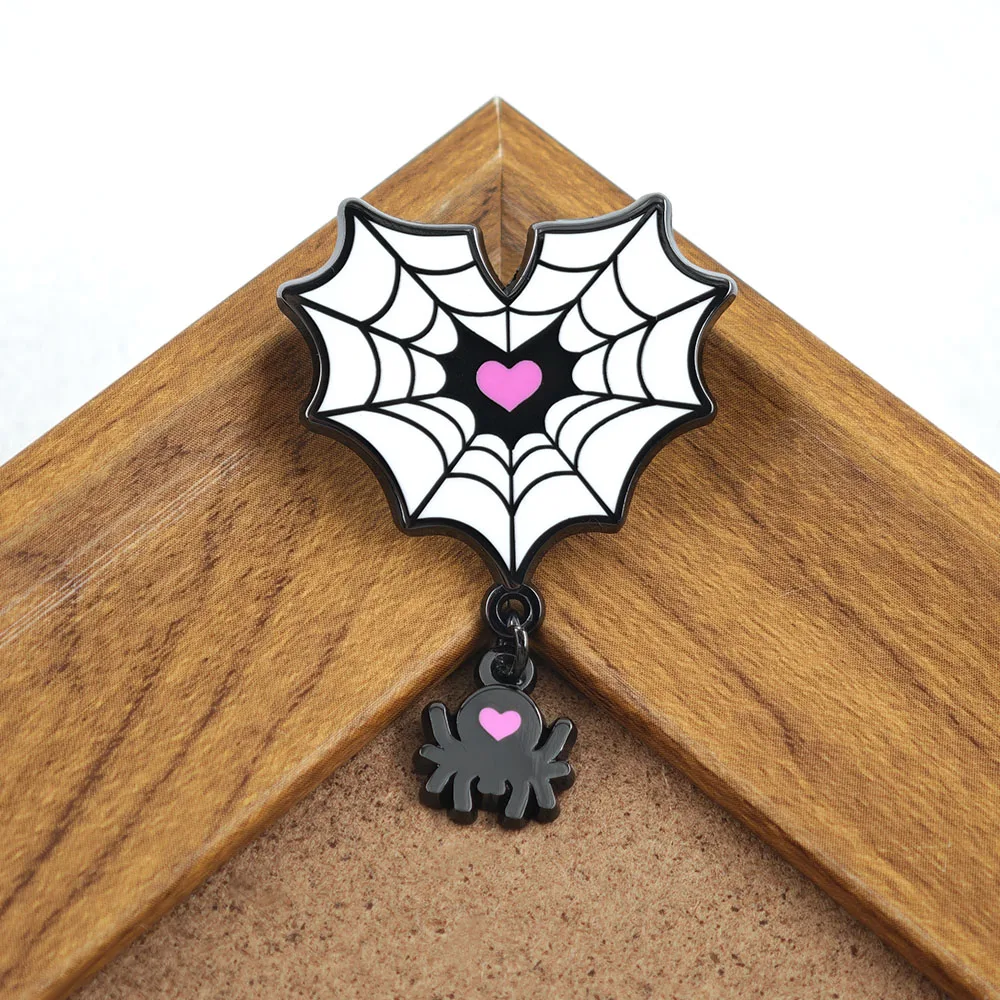 Goth-Herz-Spinnennetz-Brosche, rosa Herz-Metallabzeichen, hängende Spinnen-Emaille-Pin, Y2K-Punk-Schmuck, Halloween-Geschenk – Detail 8