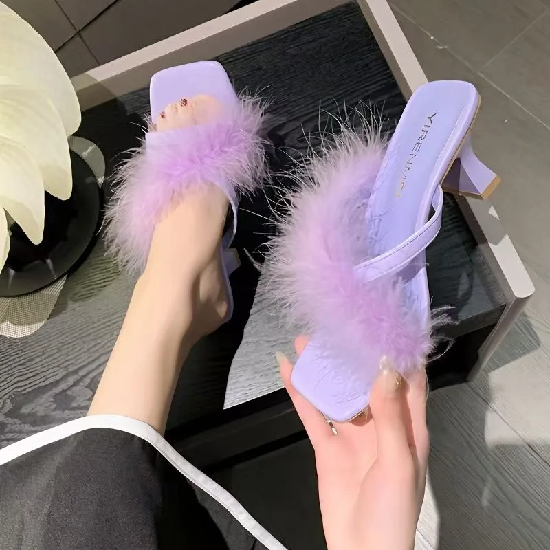 

Летние волосатые тапочки 2025 года, модные уличные туфли на среднем каблуке с квадратным носком, универсальные фиолетовые сандалии