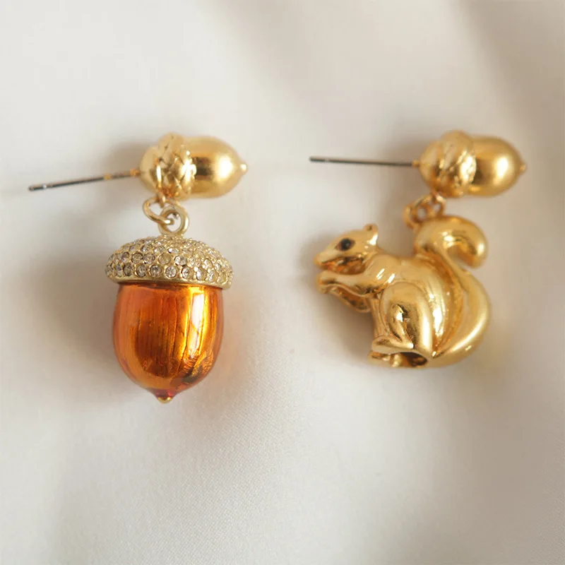 

Cute Animal Dangle Huggie Earrings Niche Design Asymmetrical Stud Earrings, Clear Rhinestone Brown Enamel Filbert Fruit Earring