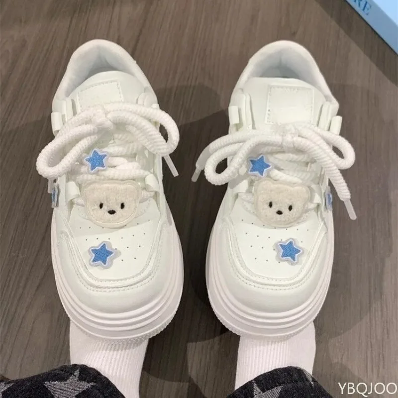 カジュアルで快適な厚底スニーカー春秋の新ファッション多用途レースアップロートップシューズレトロでシンプルな女性の靴