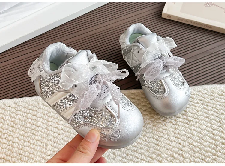 Mädchen Prinzessin Freizeitschuhe Glänzende Süße Kinder-Flachschuhe mit Spitze und Schleifen Weiche Sohle 2026 Brandneue Kinder-Tennisschuhe Rutschfest – Detail 12