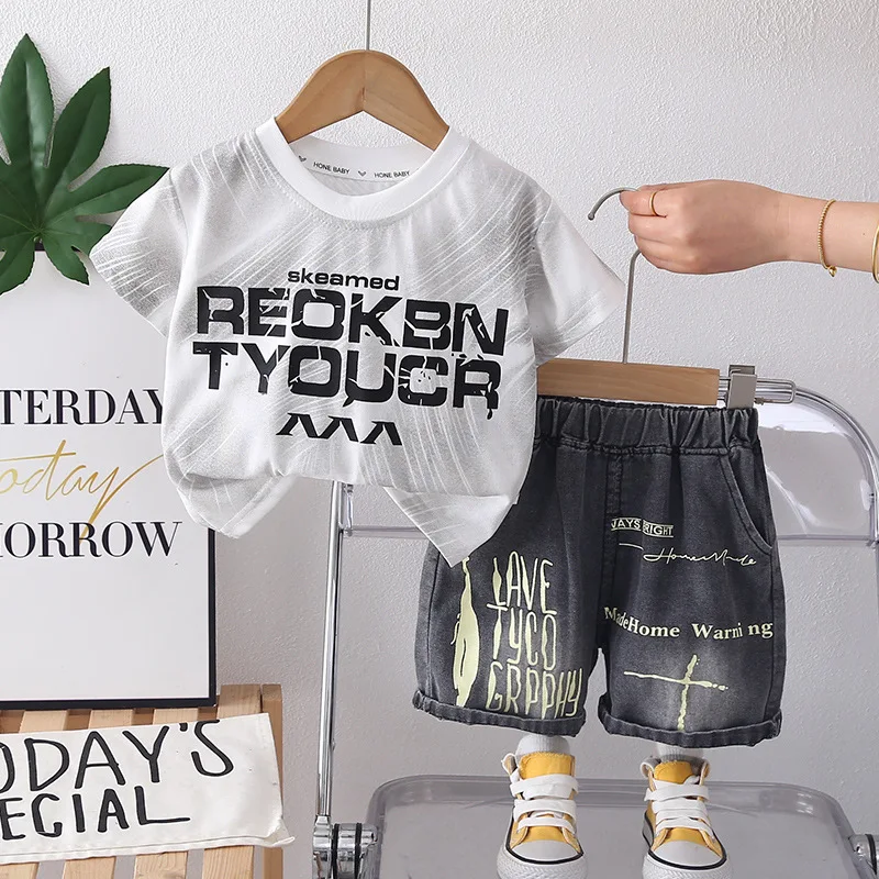 

Летний базовый комплект для мальчиков 2026: футболка с коротким рукавом из мягкого хлопка и джинсы с эластичным поясом для малышей, повседневная одежда для мальчиков