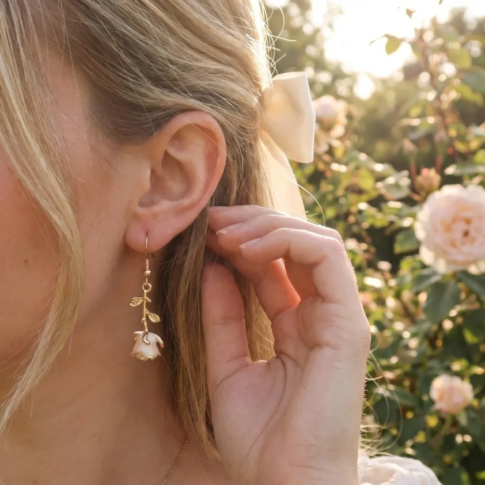 Gold Color Rose Pendant Earrings Vintage Style Oil-dripping 3D Rose Dangle Earrings Metal Flower Advanced Design Fashion Jewelry