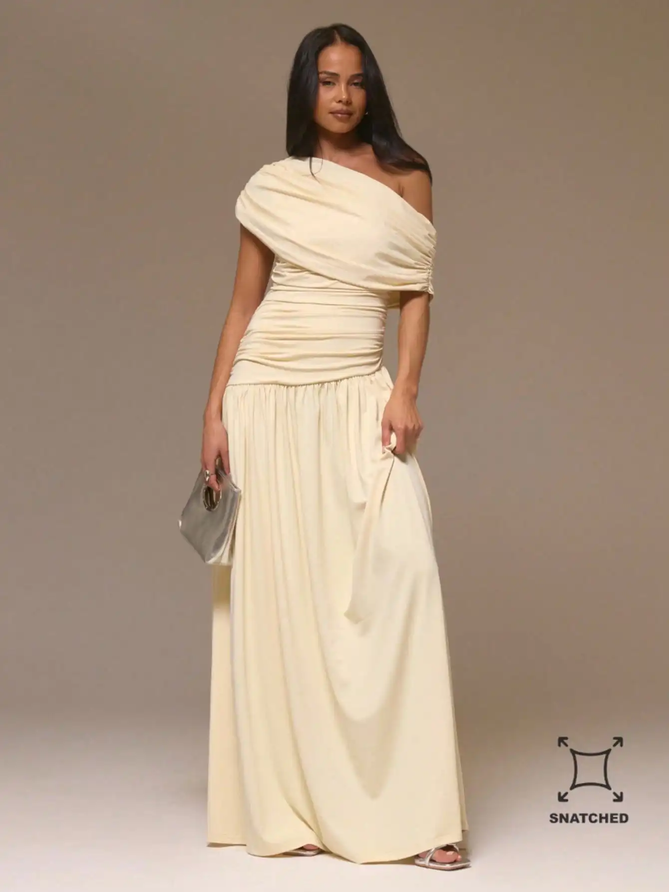 

Кремовое платье макси с одним открытым плечом, драпировкой и зауженной талией