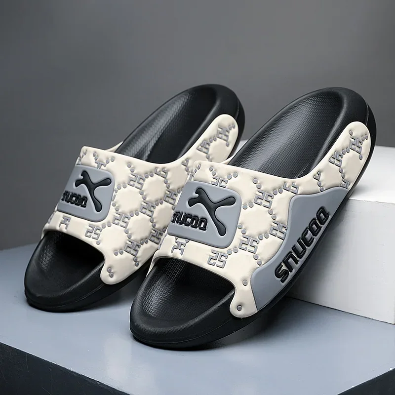 Modne męskie kapcie Lekkie buty plażowe Para butów w stylu casual Antypoślizgowe kapcie łazienkowe Męskie buty ogrodowe na zewnątrz
