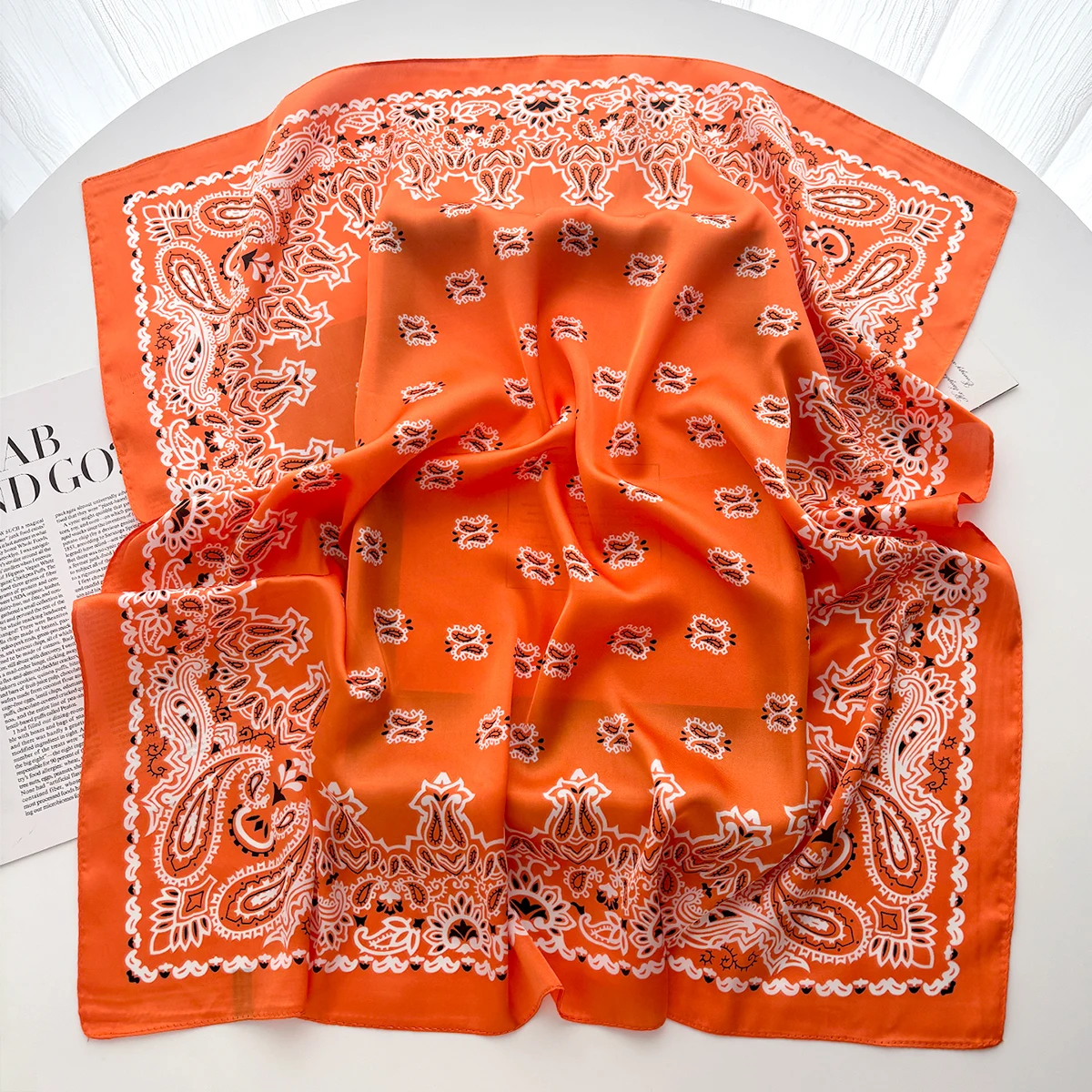 Retro Paisley-Schal, Damen-Satin-Schal, Haar- und Handtuchschal, Damen-Kopftuch, kleiner Halstuch-Schal, Hijab, Damen-Schals. – Detail 13