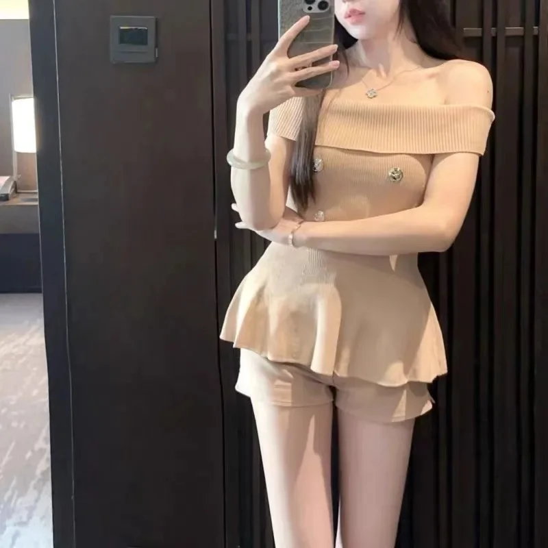 Ropa de mujer con un solo hombro, volantes lisos, camisetas sin mangas ajustadas y elásticas, moda Kroean de verano, camisola con botones lisos y dulces