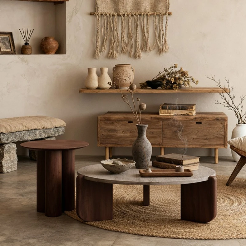 

Кофейный столик Wabi Sand Wind в минималистичном стиле из массива дерева и травертина, круглый, для небольшой квартиры, для гостиной, домашний, компактный.