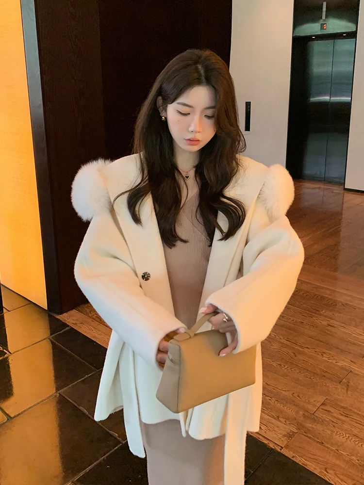 2023 New Women Wool Coat Jackets with Fox Fur Hoody Fashion Woolen Clothing with Belt Girl Winter Fur Coats Warm Short