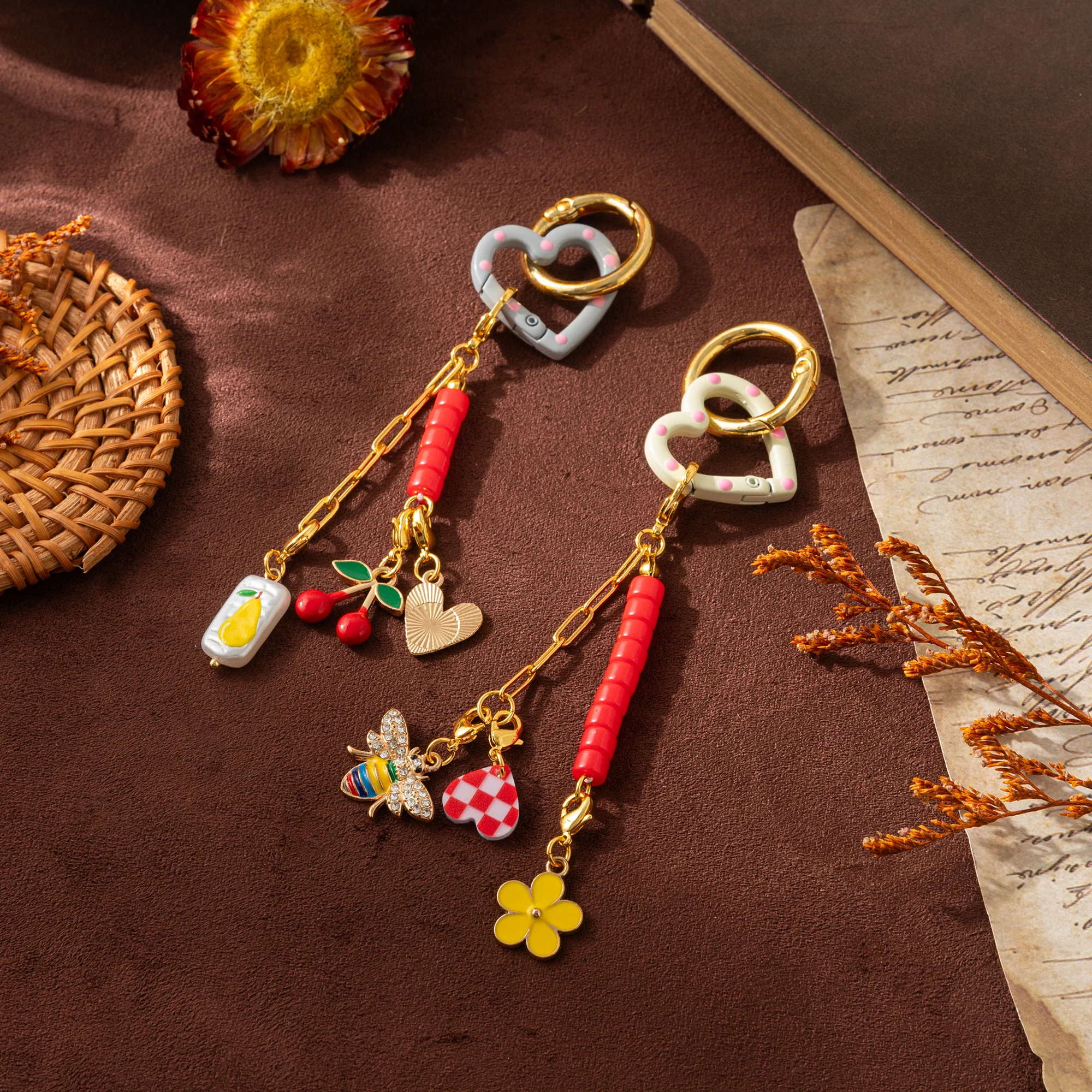 Fashionable and trendy keychains DIY bags pendants pendants and free matching brooch accessories