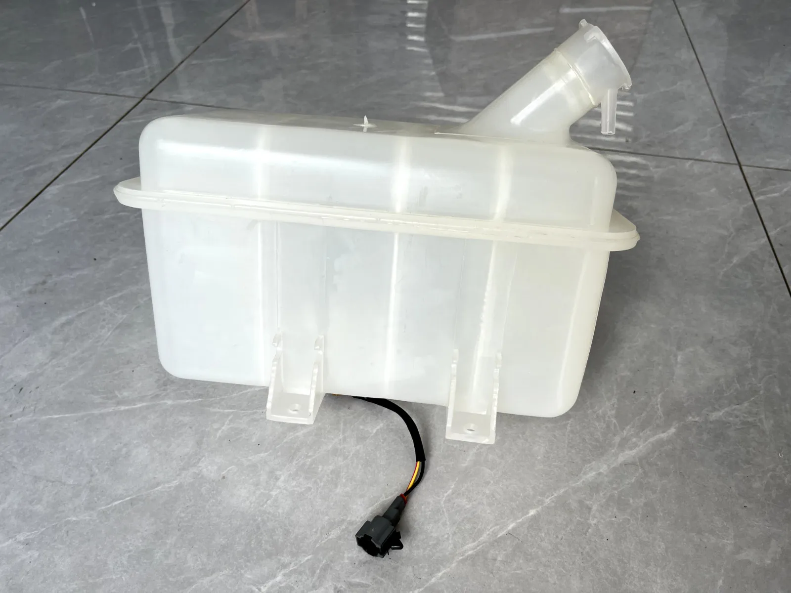 FIT FOR UD NISSAN QUON CD4 GW UD390 TRUCK RADIATOR OVERFLOW BOTTLE WATER TANK