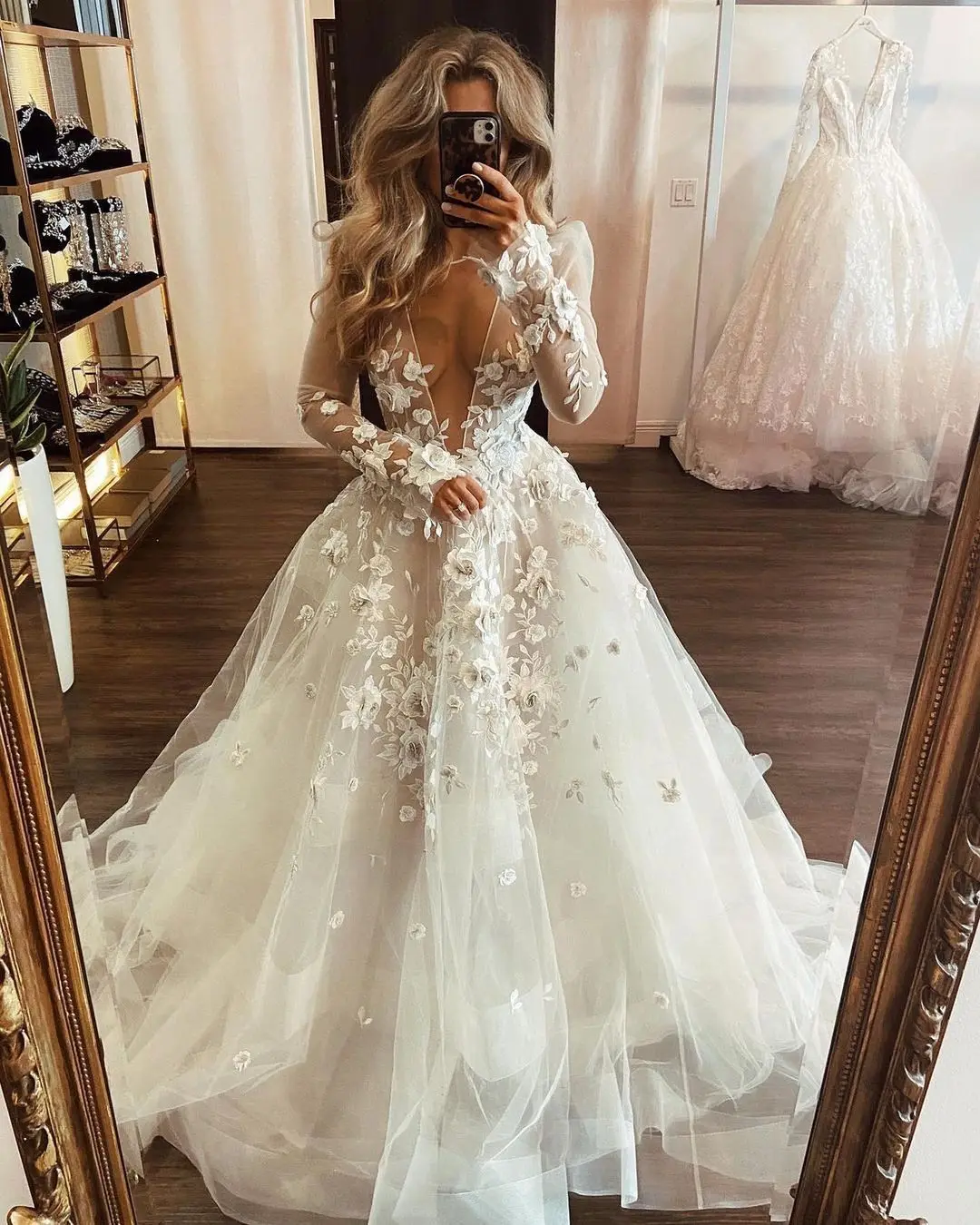 

Lakshmigown V Neck A Line Wedding Dress Appliques Brides Dress Tulle Long Sleeves Wedding Gown Court Train Bridal Dress